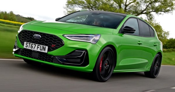 Зашеметяващата Fiesta ST вече не се произвежда, но нейният голям брат е тук. Той все още има много от същата магият, като е събрал всичко това в по-практичен пакет като допълнителен бонус. Ford  Focus ST Track Pack е кола, която се наслаждава да бъде карана здраво и никога не ви позволява да я забравите.

Препоръчва се версията Track Pack, който добавя регулируеми койловъри, леки колела и гуми Pirelli P Zero за рязко каране. В тази форма ST има изтънченост на шасито си, която го поставя сред най-добрите хотхечове в продажба. Четирицилиндровият двигател с 276 к.с. има силна производителност.
